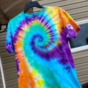⛔️SOLD⛔️ 🏝 Tropical Swirl Tie Dye tshirt! 🏖